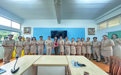 คณะครูและคณะกรรมการสถานศึกษาได้ไปร่วมแสดงความยินดีกับครูที่ย้ายไปดำรงตำแหน่งที่สถานศึกษาแห่งใหม่